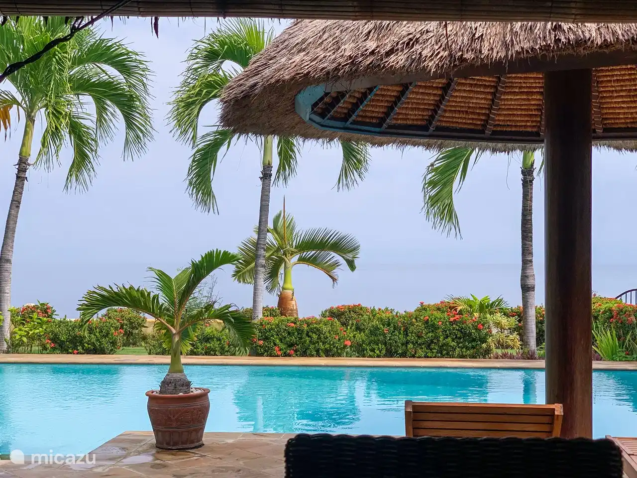 Meerblick direkt von der eigenen Terrasse am Pool im wunderschönen tropischen Garten. Endlich Urlaub!