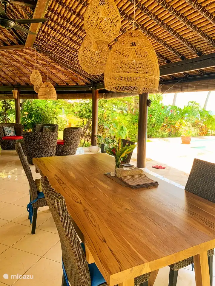 Geräumige Veranda mit großem Tisch und vielen Sitzgelegenheiten direkt am Pool mit herrlichem Blick auf das Meer.