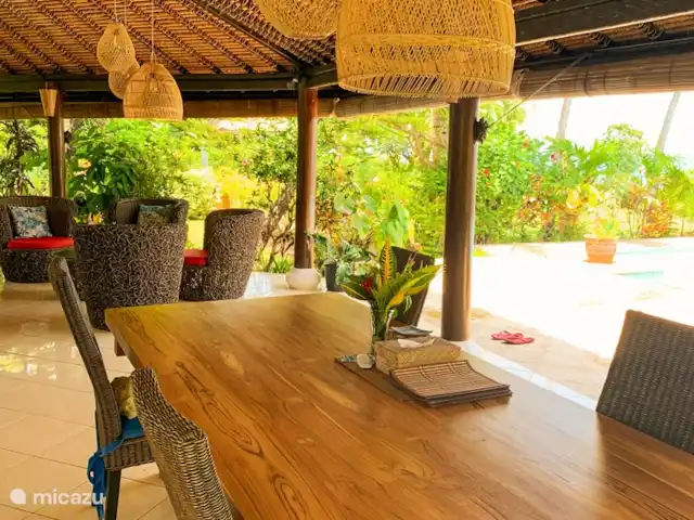 Villa Cahaya 2 chambres + bk piscine plage | Indonésie, Bali, Lovina - villa Véranda spacieuse avec une grande table et de nombreux sièges, directement à la piscine avec une belle vue sur la mer.