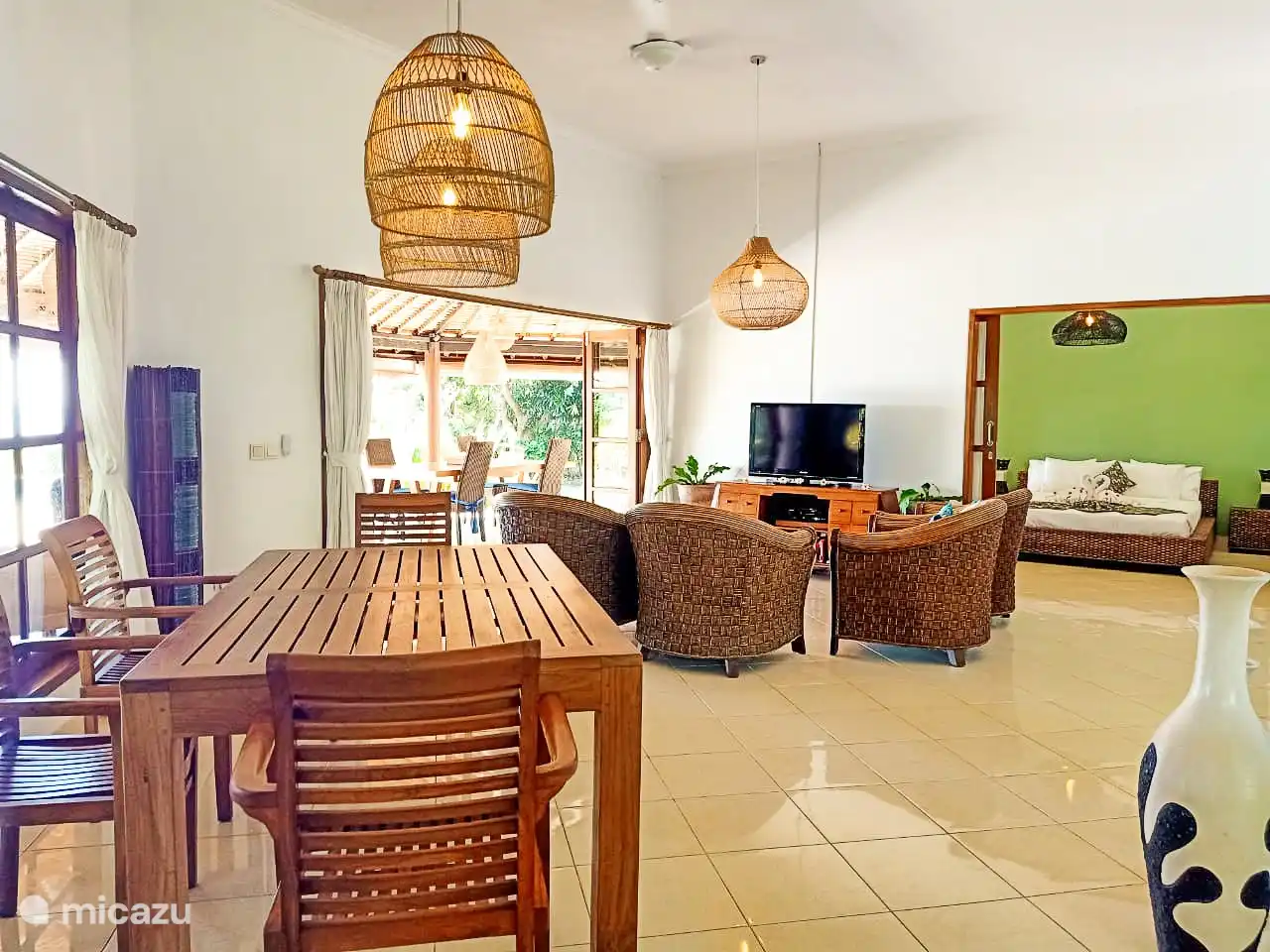 Das Esszimmer und das Wohnzimmer in der Villa Cahaya