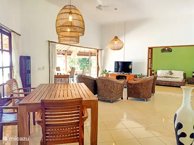Villa Cahaya 2 chambres + bk piscine plage | Indonésie, Bali, Lovina - villa La salle à manger et le salon de la Villa Cahaya
