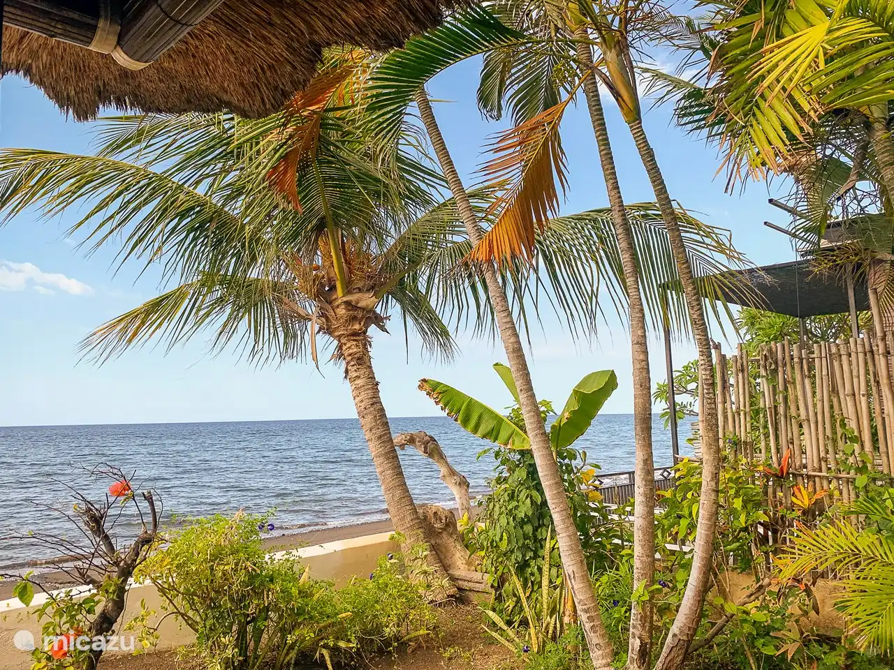 Blick von Ihrem eigenen entspannten balinesischen Pavillon.