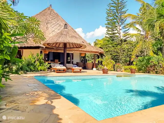 Villa Cahaya 2 chambres + bk piscine plage | Indonésie, Bali, Lovina - villa Beau jardin entourant la Villa Cahaya et une grande piscine.