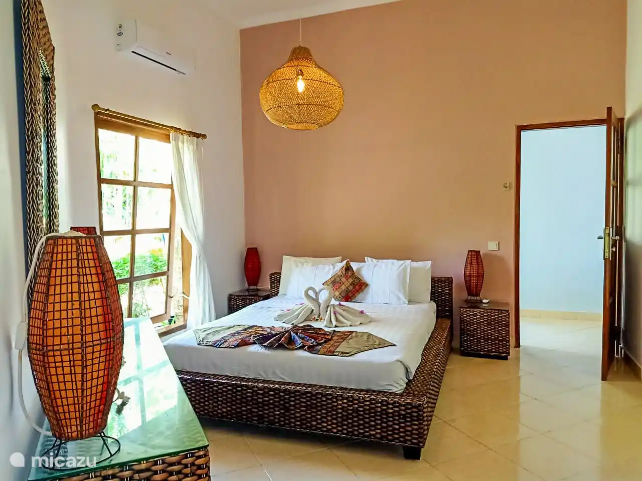 Schlafzimmer mit Klimaanlage und angrenzendem Badezimmer.