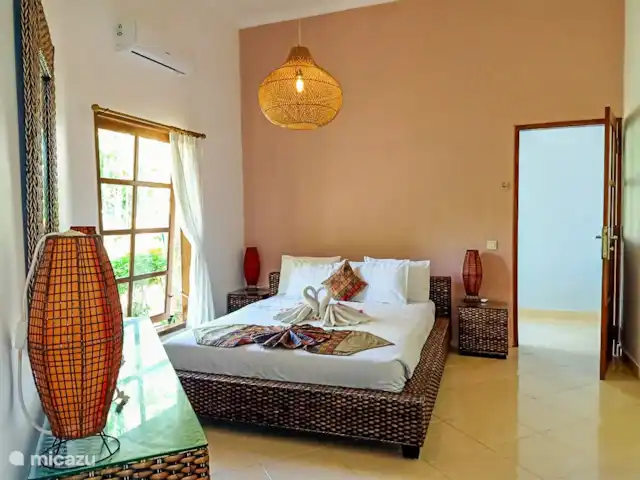 Villa Cahaya 2 chambres + bk piscine plage | Indonésie, Bali, Lovina - villa Chambre avec air conditionné et salle de bain communicante.