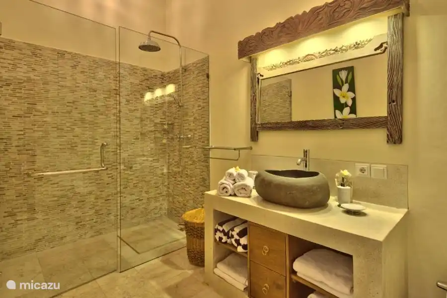 Schönes Badezimmer mit Regendusche direkt am Schlafzimmer.