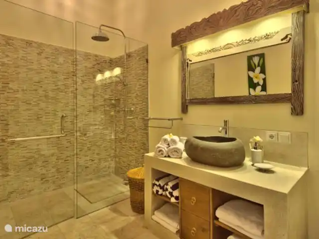 Villa Cahaya 2 chambres + bk piscine plage | Indonésie, Bali, Lovina - villa Belle salle de bain avec douche à effet pluie directement à côté de la chambre.