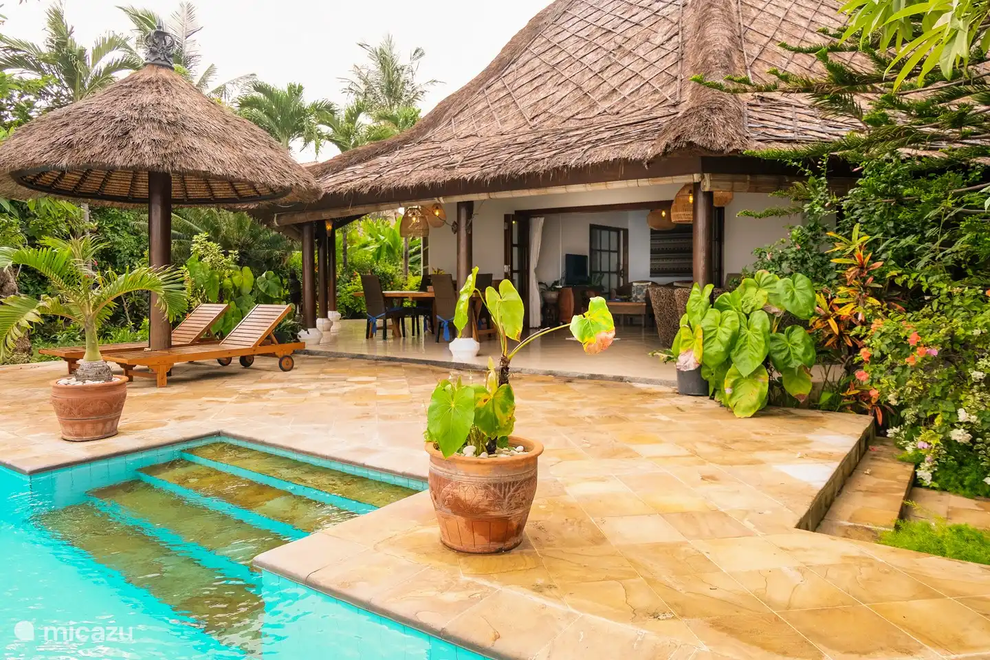 Schöne Terrasse mit Sonnenschirmen, Sonnenliegen genug Platz zum Entspannen.