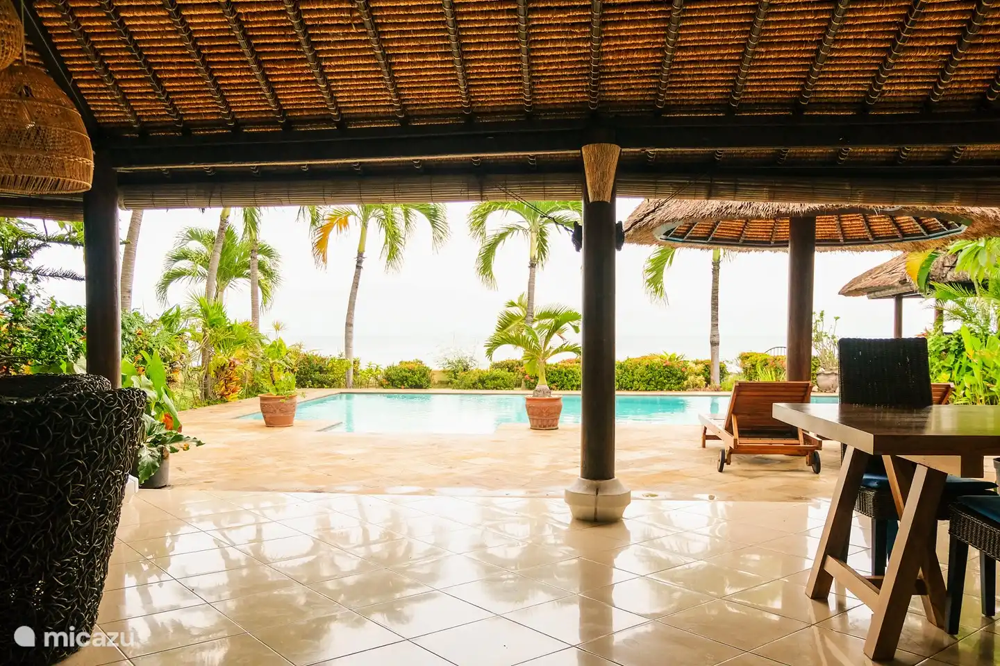 Blick vom Wohnzimmer über den Pool und das Meer.