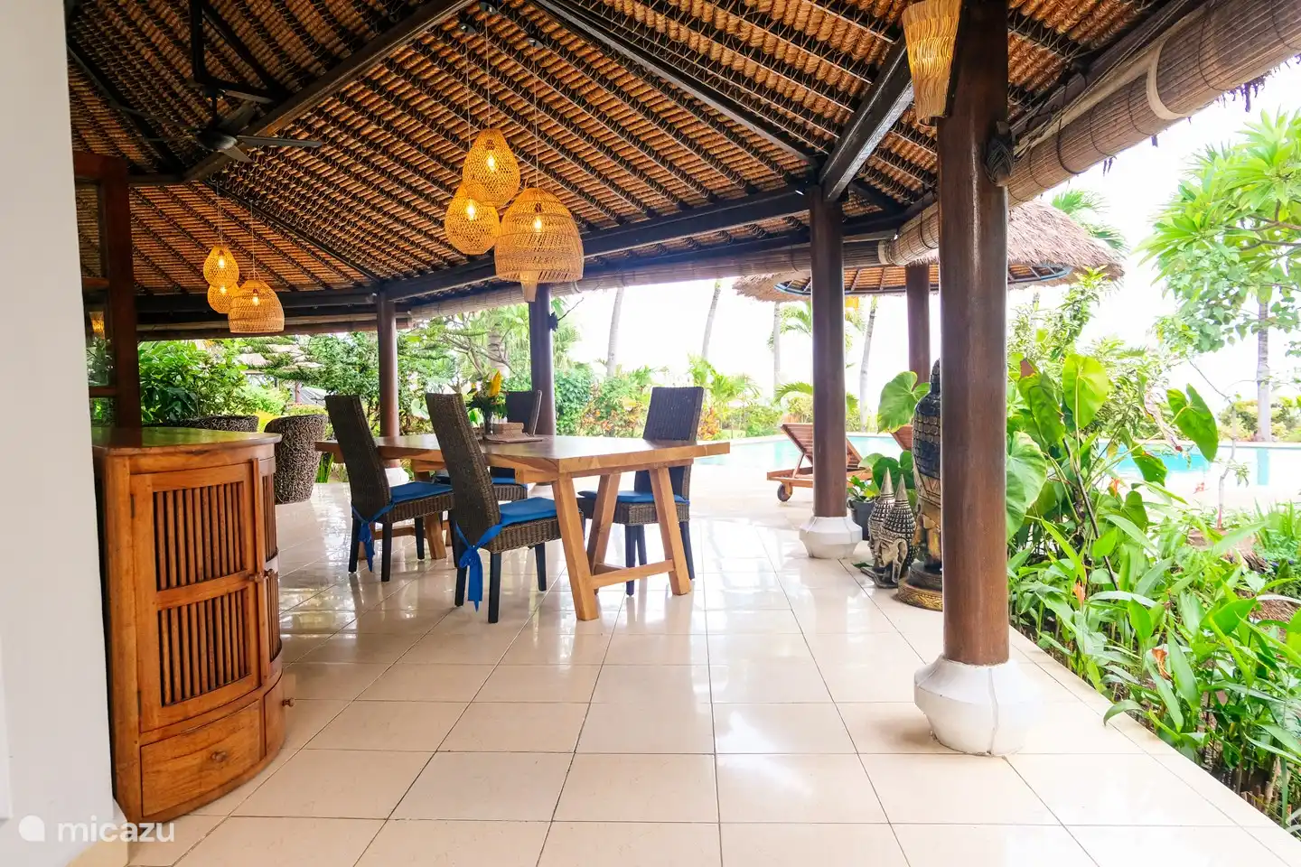 Große Veranda, auf der Terrasse direkt am Pool mit Blick auf das Meer.