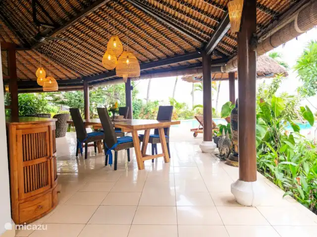 Villa Cahaya 2 chambres + bk piscine plage | Indonésie, Bali, Lovina - villa Grande véranda, sur la terrasse directement à la piscine avec vue sur la mer.