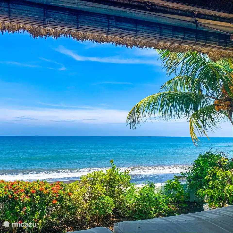 Blick vom Pavillon auf das Meer.