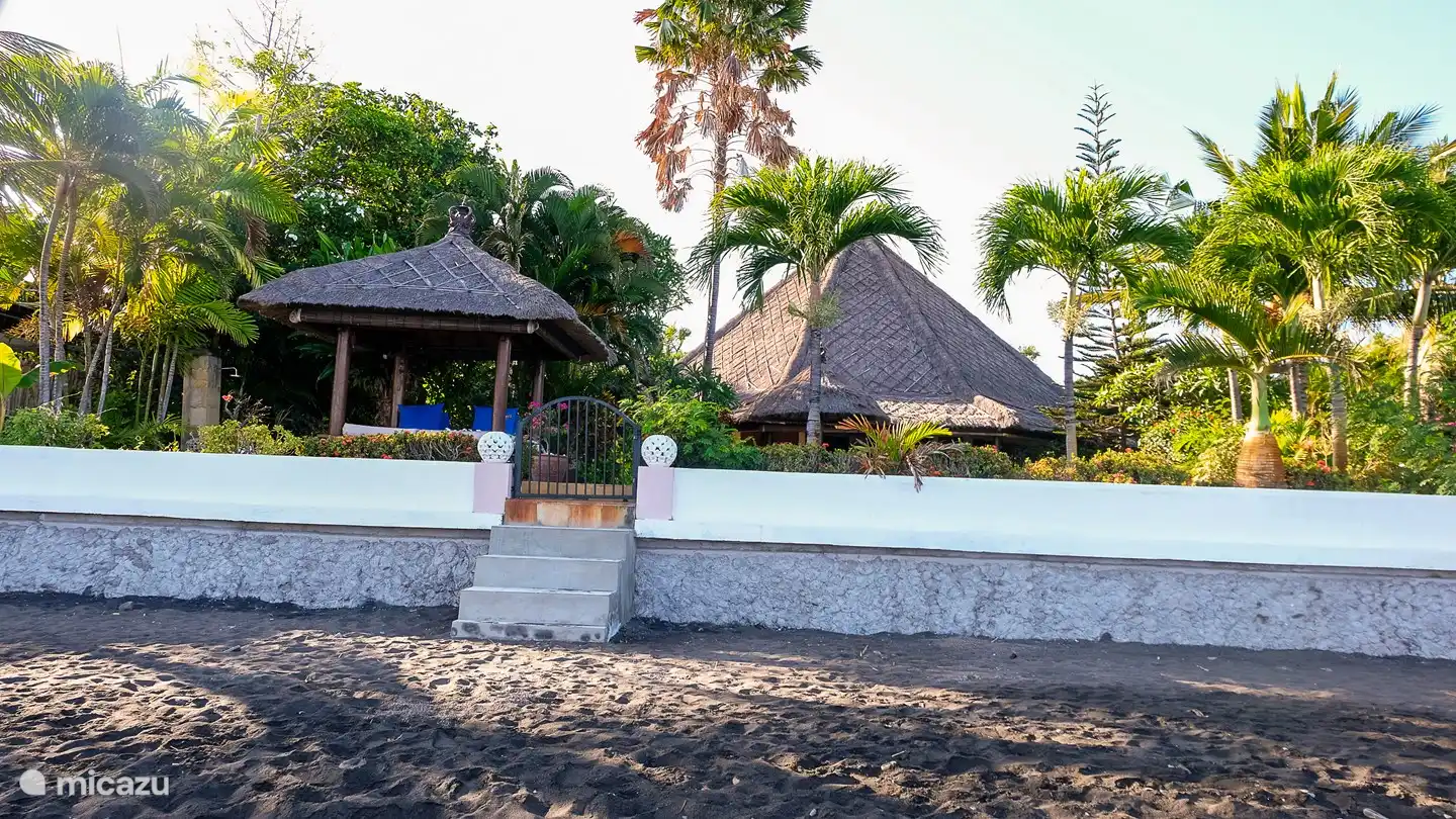 Die Bali Sea Villas befinden sich an einem 60 Meter langen Strand, zum Schwimmen und Schnorcheln im Meer, zum Yoga am Strand oder zu einem schönen Strandspaziergang.