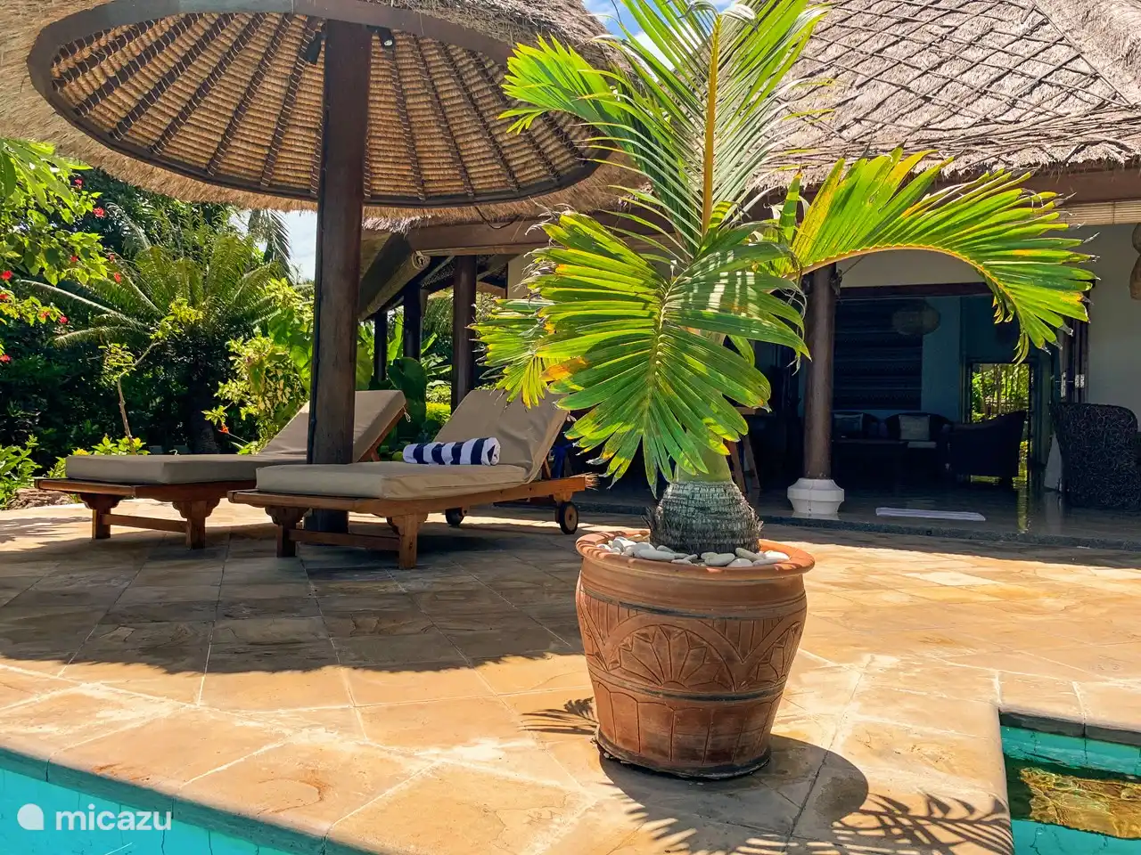 Entspannen Sie im Schwimmbad.