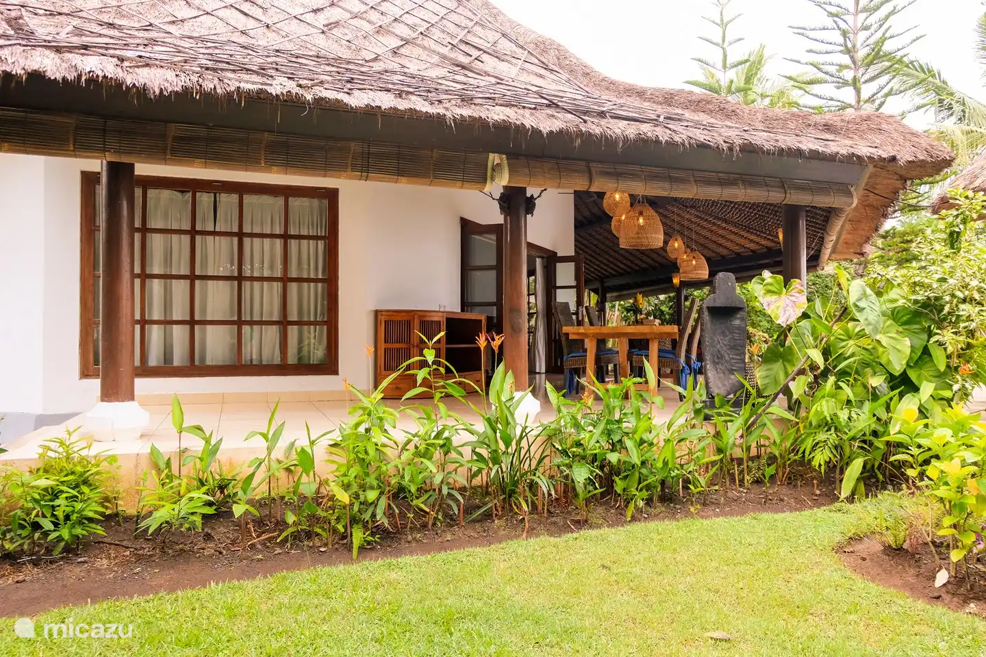 Viel Gras und einen schönen Garten.