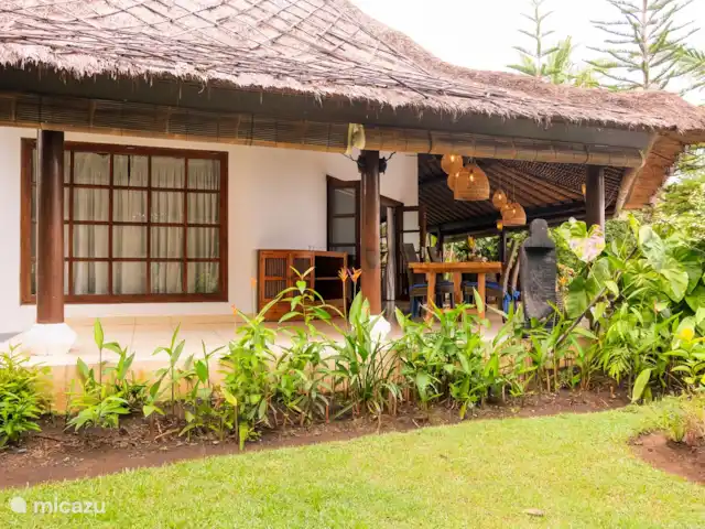 Villa Cahaya 2 chambres + bk piscine plage | Indonésie, Bali, Lovina - villa Beaucoup d'herbe et un beau jardin.