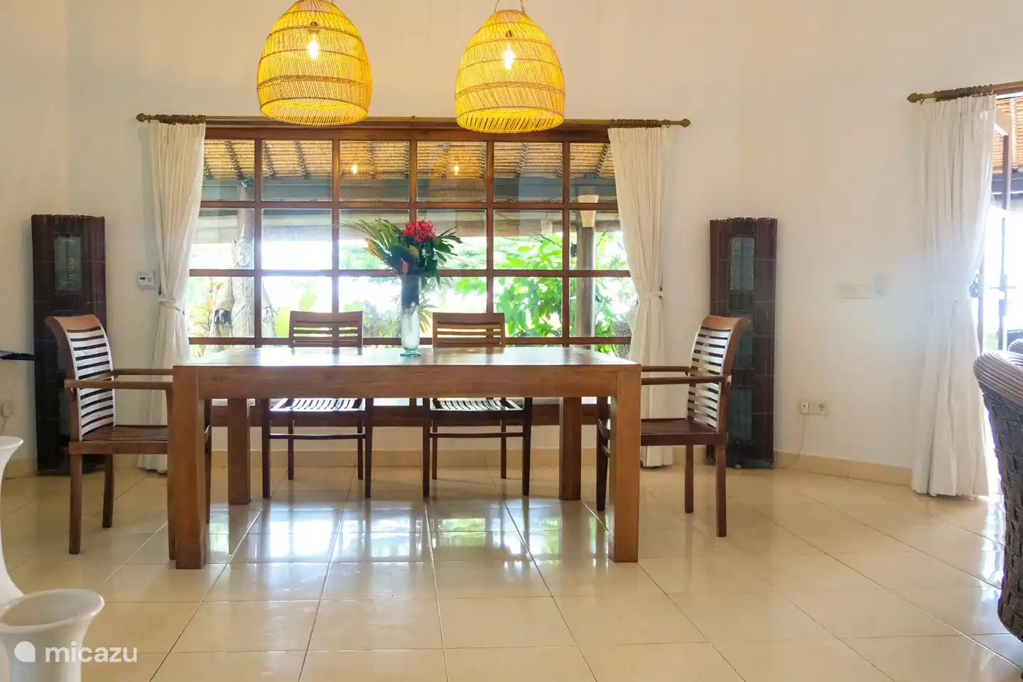 Auch ein großer Esstisch drinnen, obwohl fast jeder draußen. Trotzdem schön.