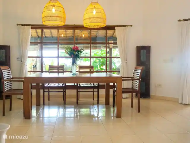 Villa Cahaya 2 chambres + bk piscine plage | Indonésie, Bali, Lovina - villa Aussi à l'intérieur d'une grande table à manger, bien que presque tout le monde soit dehors. Toujours sympa.