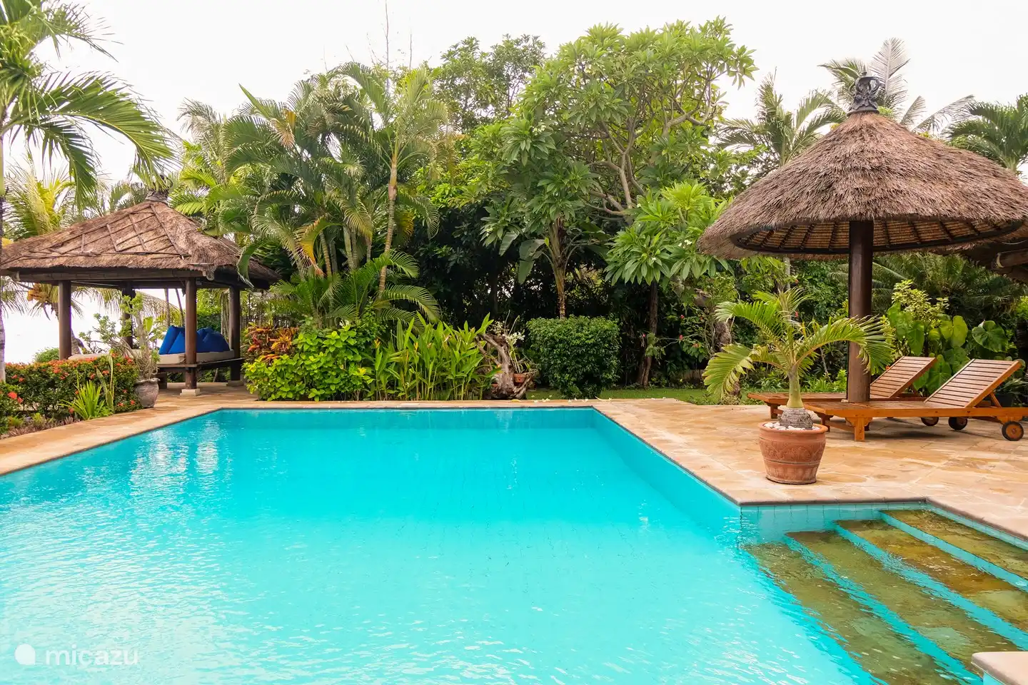 Überblick über den großen privaten Pool mit Terrasse und Pavillon direkt am Meer.