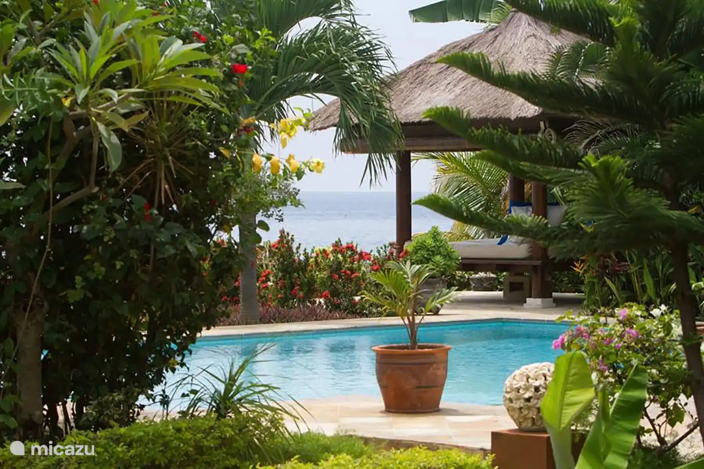 Blick auf das Meer und den Pool.