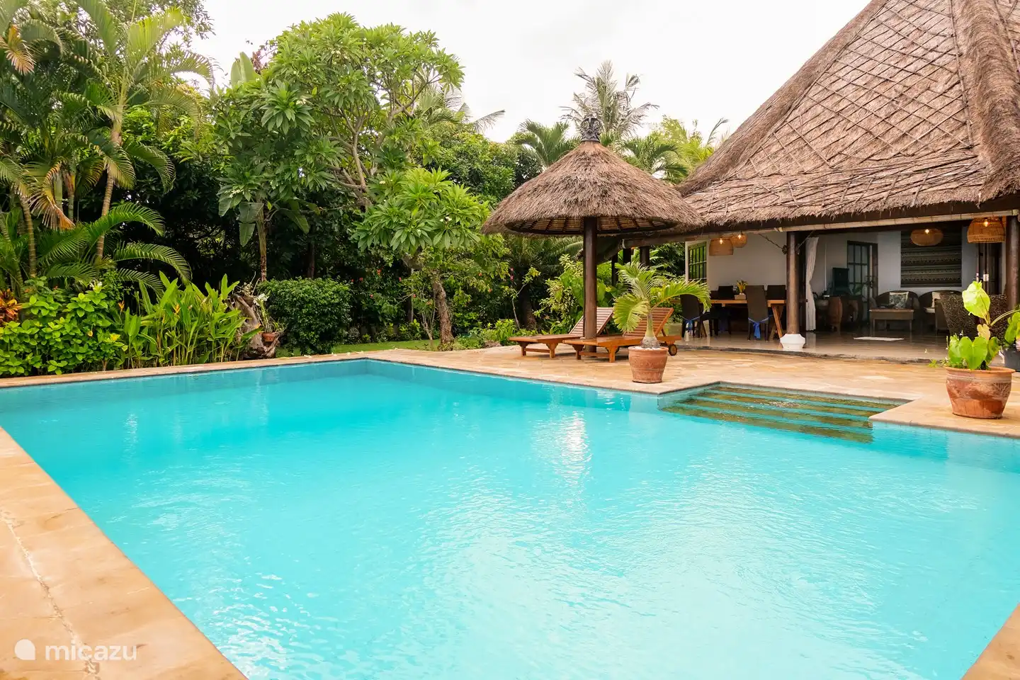 Hier sieht man deutlich, wie geräumig der Pool ist.