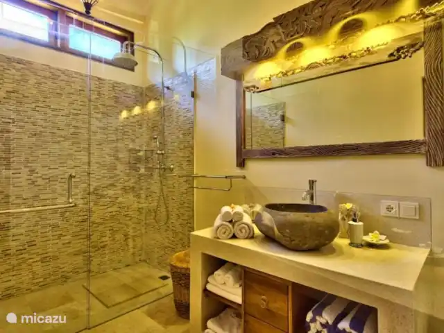 Villa Cahaya 2 chambres + bk piscine plage | Indonésie, Bali, Lovina - villa Salles de bains attenantes avec douche à effet pluie et toilettes.