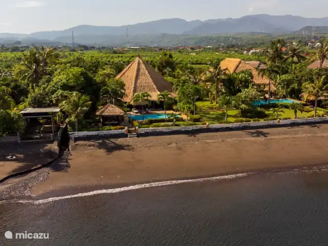 Villa Cahaya 2 chambres + bk piscine plage | Indonésie, Bali, Lovina - villa Les Bali Sea Villas - Villa Cahaya à gauche et Villa Bidadari à droite. Directement sur la plage avec grand jardin et piscines privées.