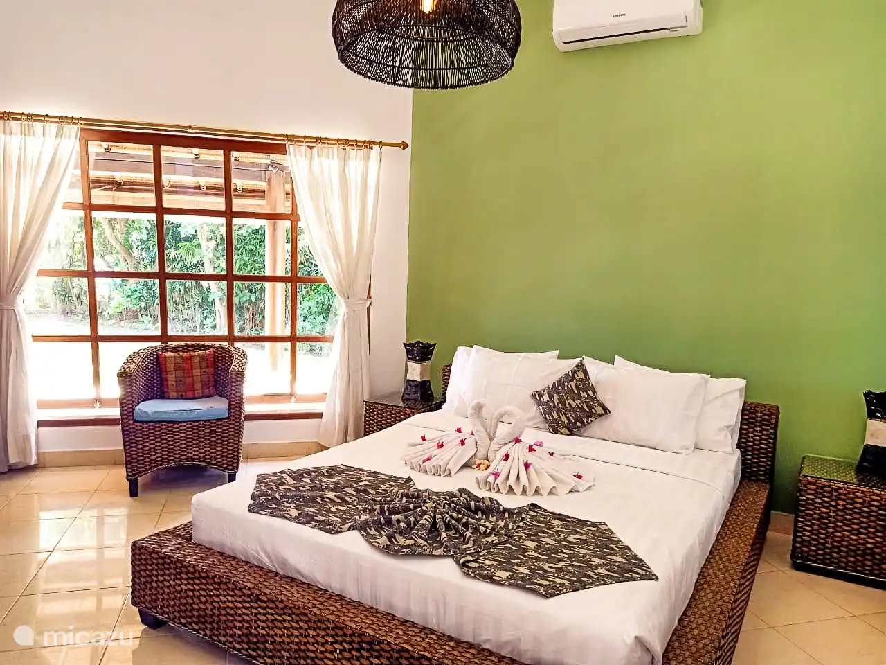 Schlafzimmer mit angrenzendem Bad und Klimaanlage.