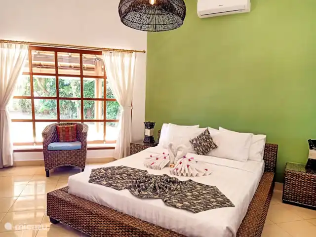 Villa Cahaya 2 chambres + bk piscine plage | Indonésie, Bali, Lovina - villa Chambre avec salle de bain communicante et climatisation.