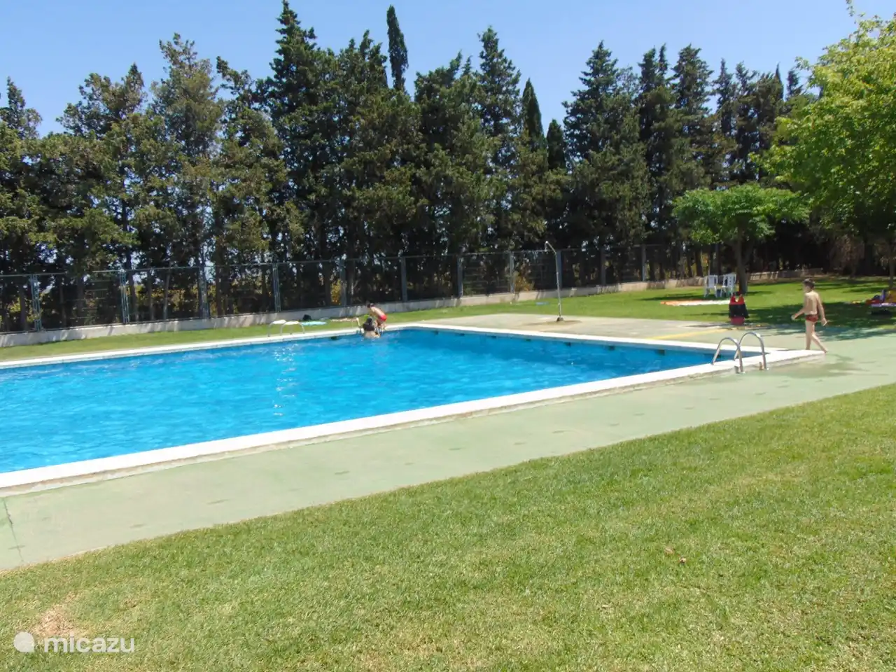 Local swimming pool 2 minutes walk