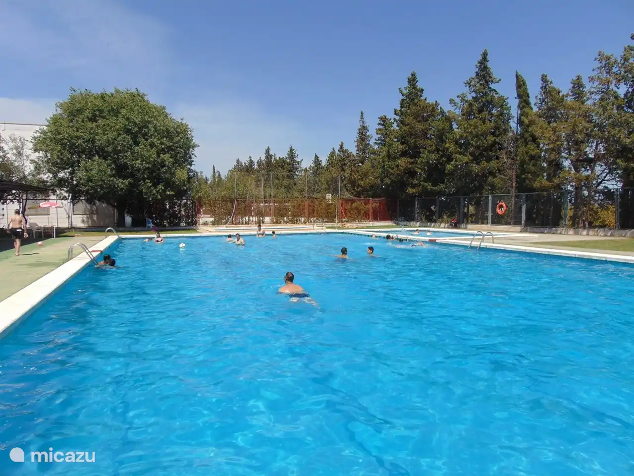 Local swimming pool 2 minutes walk