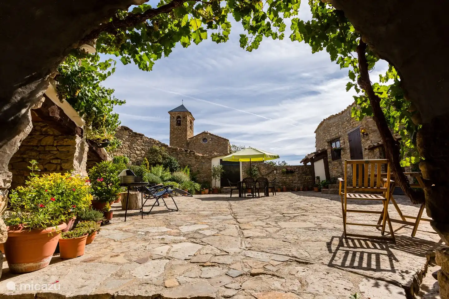 Durch den Tunnel, wo früher die Maultiere waren, betritt man den Innenhof.