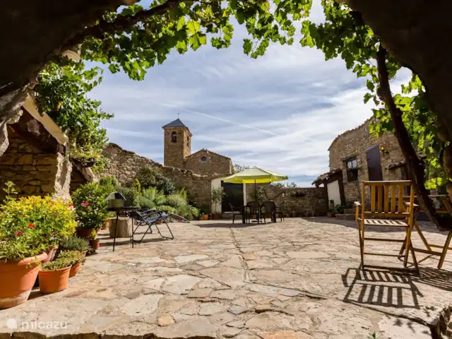 apartamento en España, Cataluña, Tremp – Casa Mauri - El Ático Por el túnel, donde solían estar las mulas, se entra al patio.