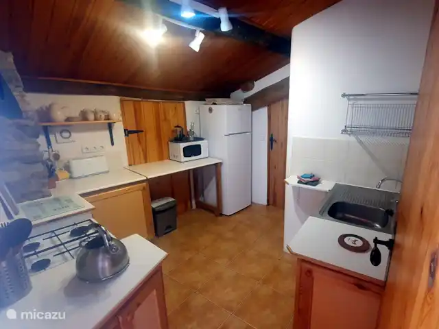 apartamento en España, Cataluña, Tremp – Casa Mauri - El Ático La cocina incluye una amplia nevera-congelador y un microondas.