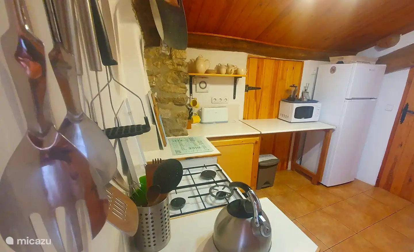 In der Küche sind ausreichend Kochutensilien vorhanden.