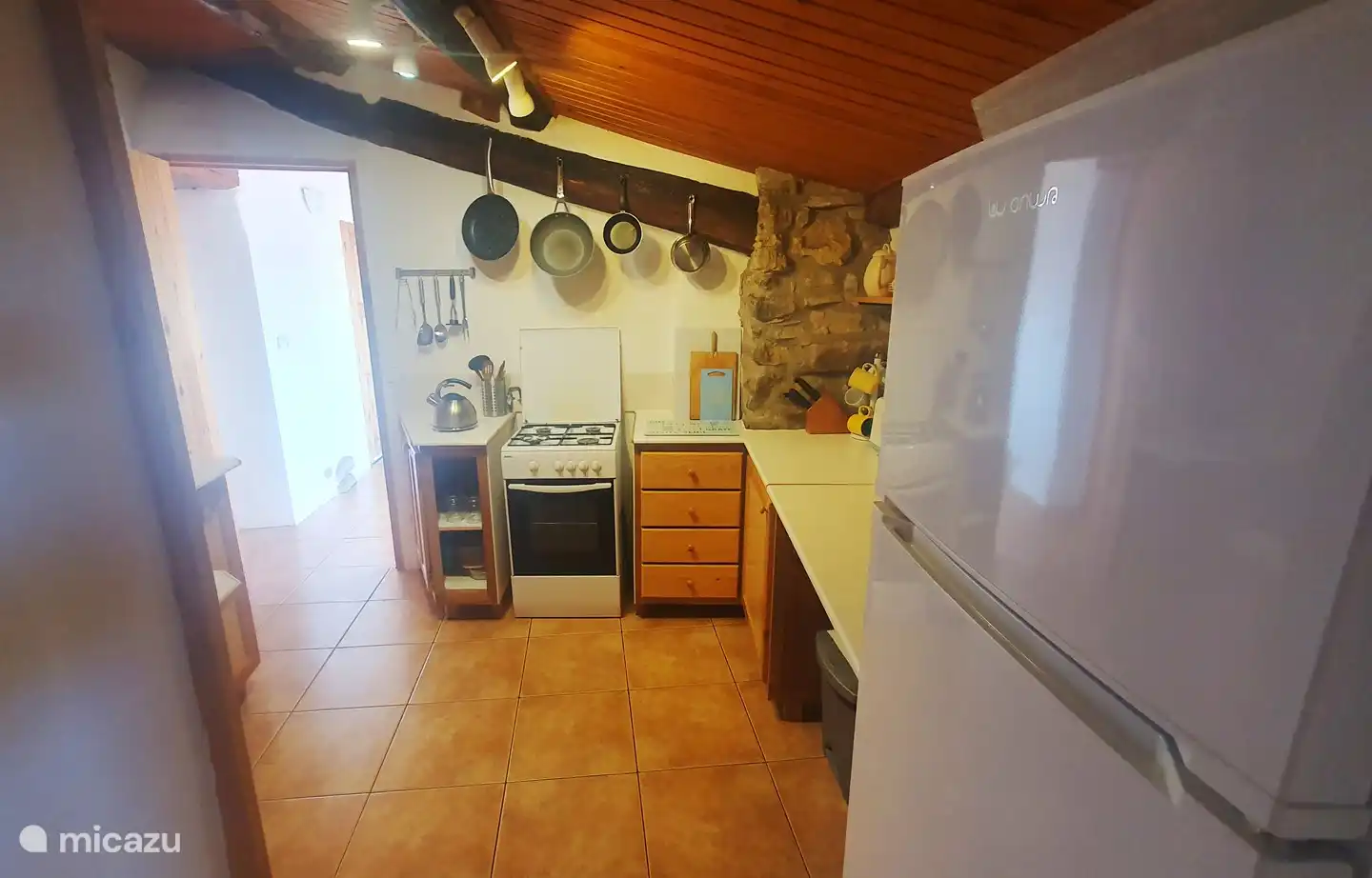 Die Küche hat einen 4-Flammen-Herd mit Backofen.