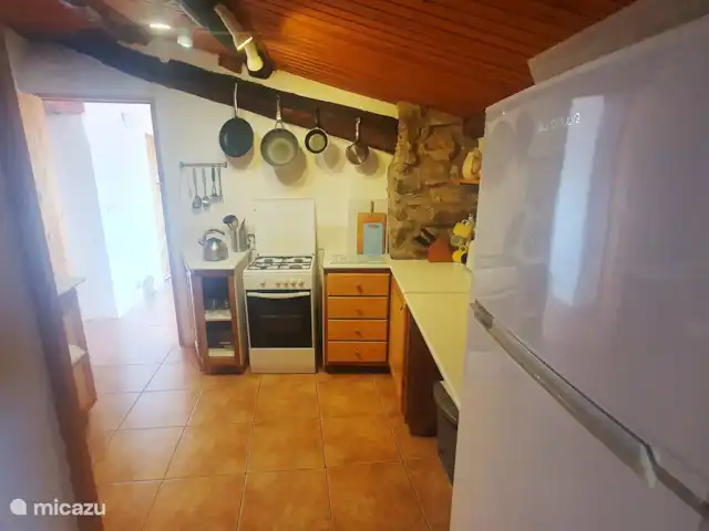 apartamento en España, Cataluña, Tremp – Casa Mauri - El Ático La cocina tiene una estufa de 4 quemadores con horno.