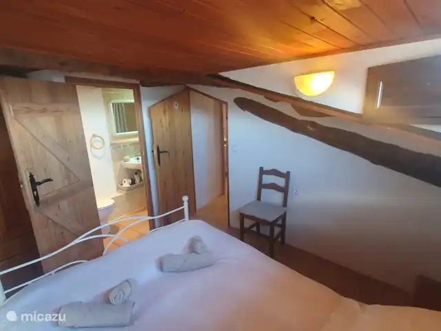 apartamento en España, Cataluña, Tremp – Casa Mauri - El Ático La puerta del baño