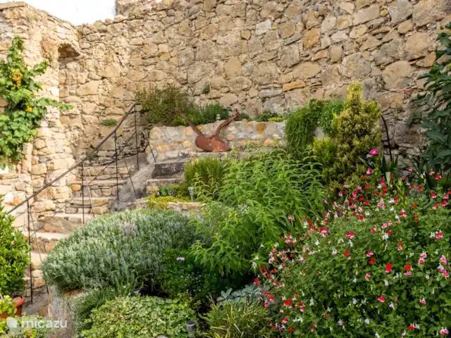 apartamento en España, Cataluña, Tremp – Casa Mauri - El Ático El jardín del patio.