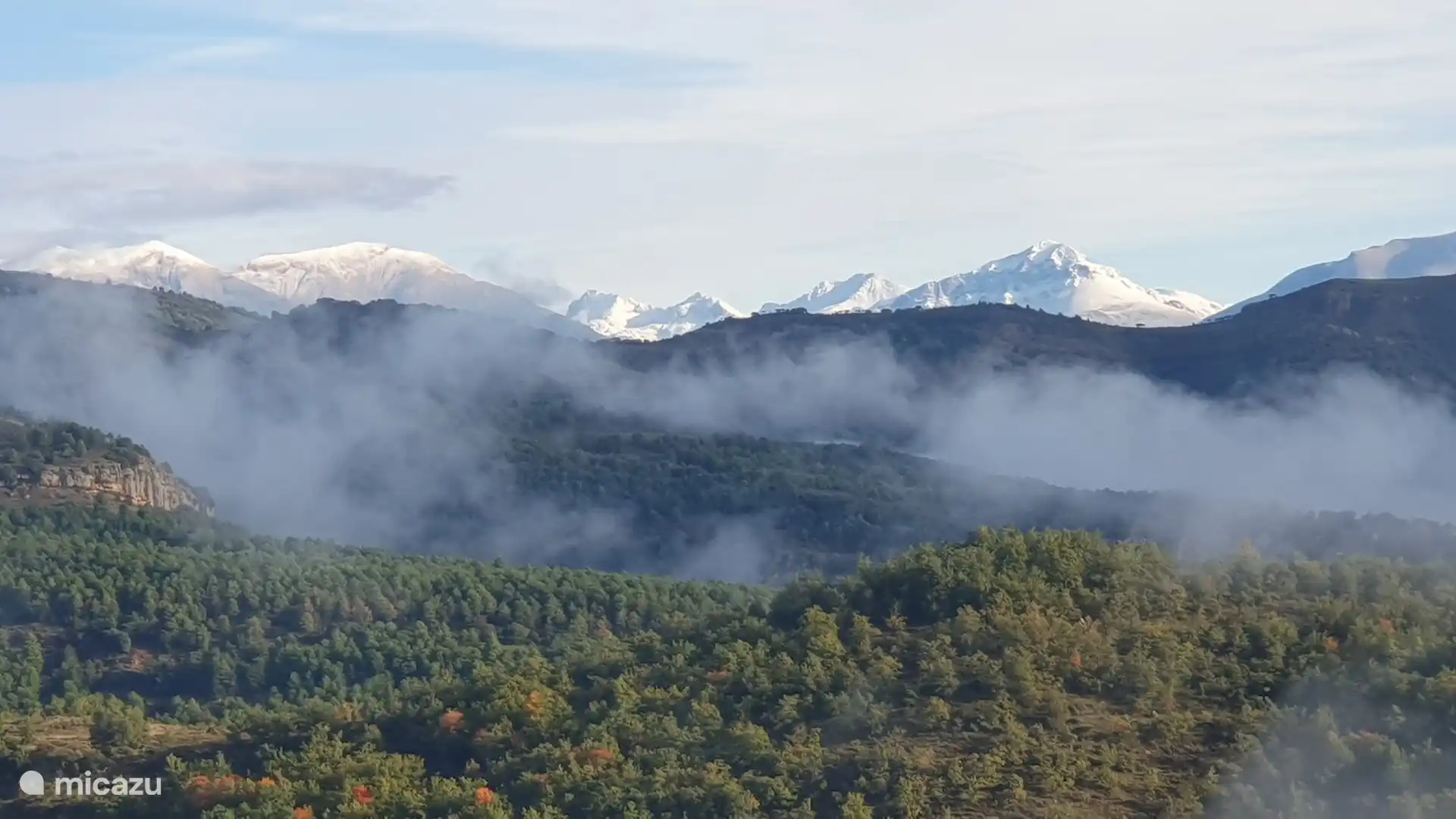 Die hohen Pyrenäen, vom Felsen von Santa Engràcia aus gesehen.