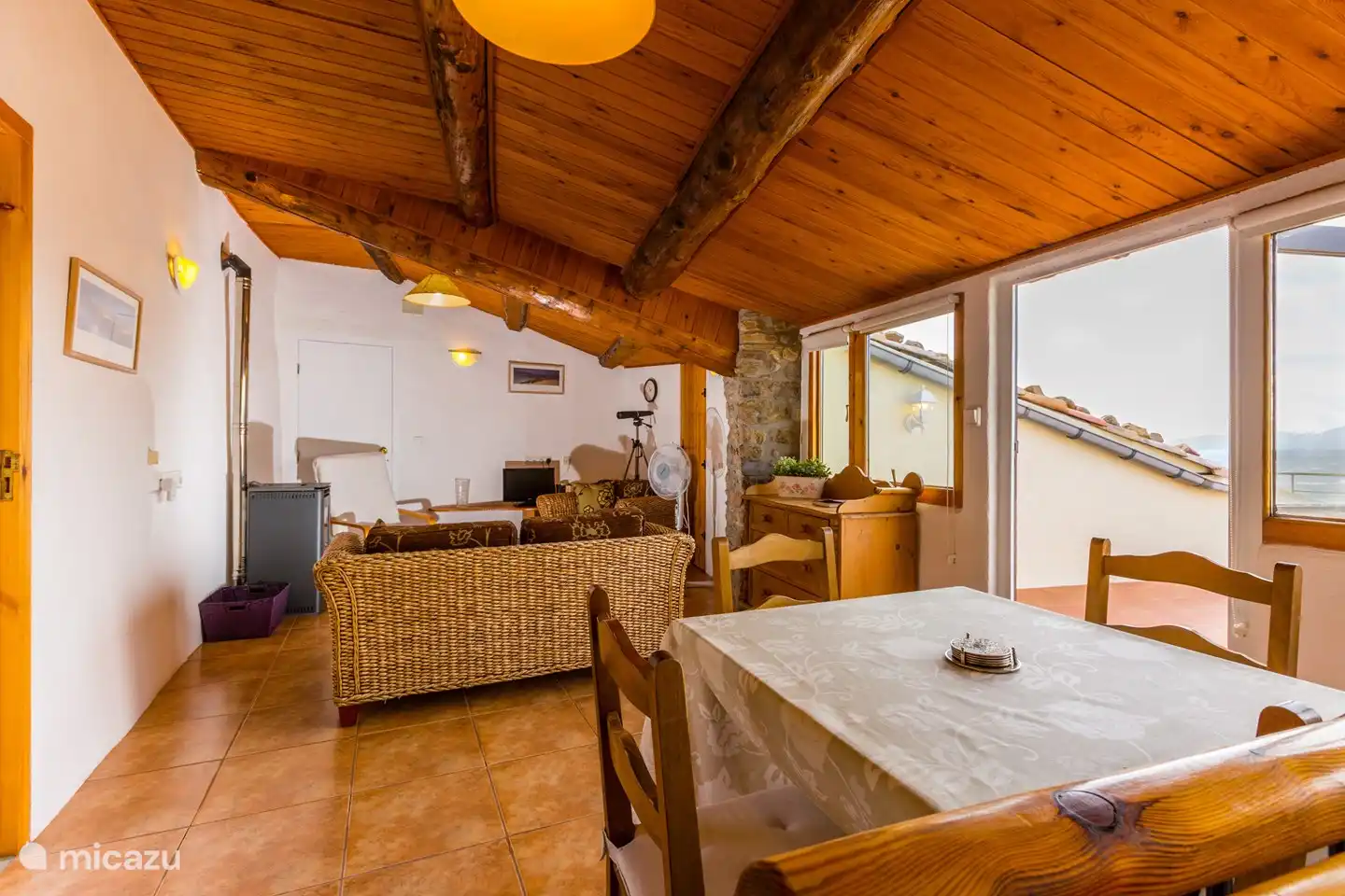 Das Wohnzimmer mit Essbereich und Sitzecke.