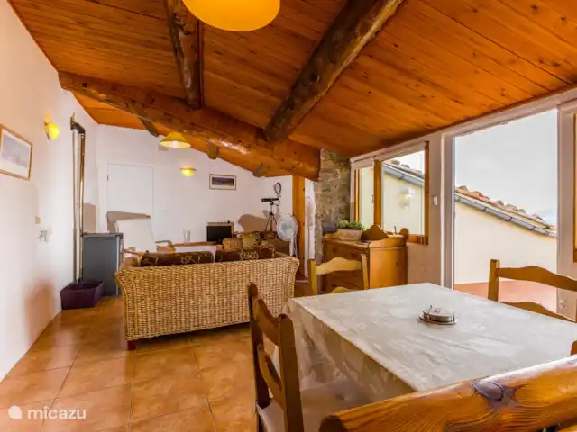apartamento en España, Cataluña, Tremp – Casa Mauri - El Ático La sala de estar con comedor y sala de estar.