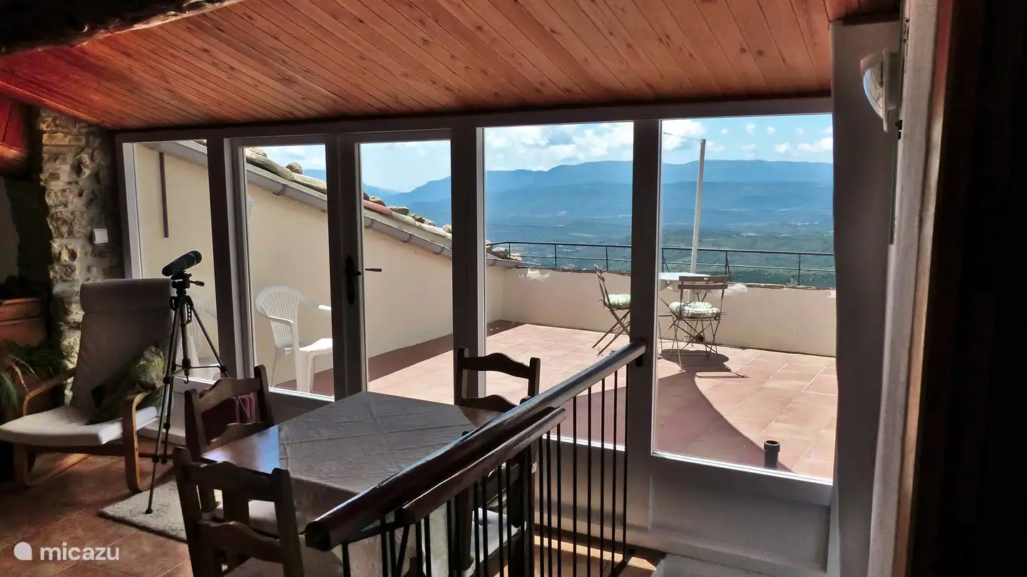 Das Wohnzimmer mit der Terrasse.