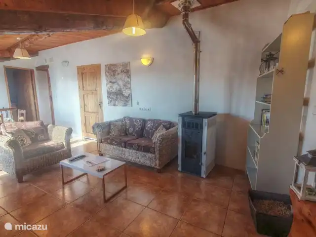 apartamento en España, Cataluña, Tremp – Casa Mauri - El Ático El salón tiene estufa de pellets y TV.