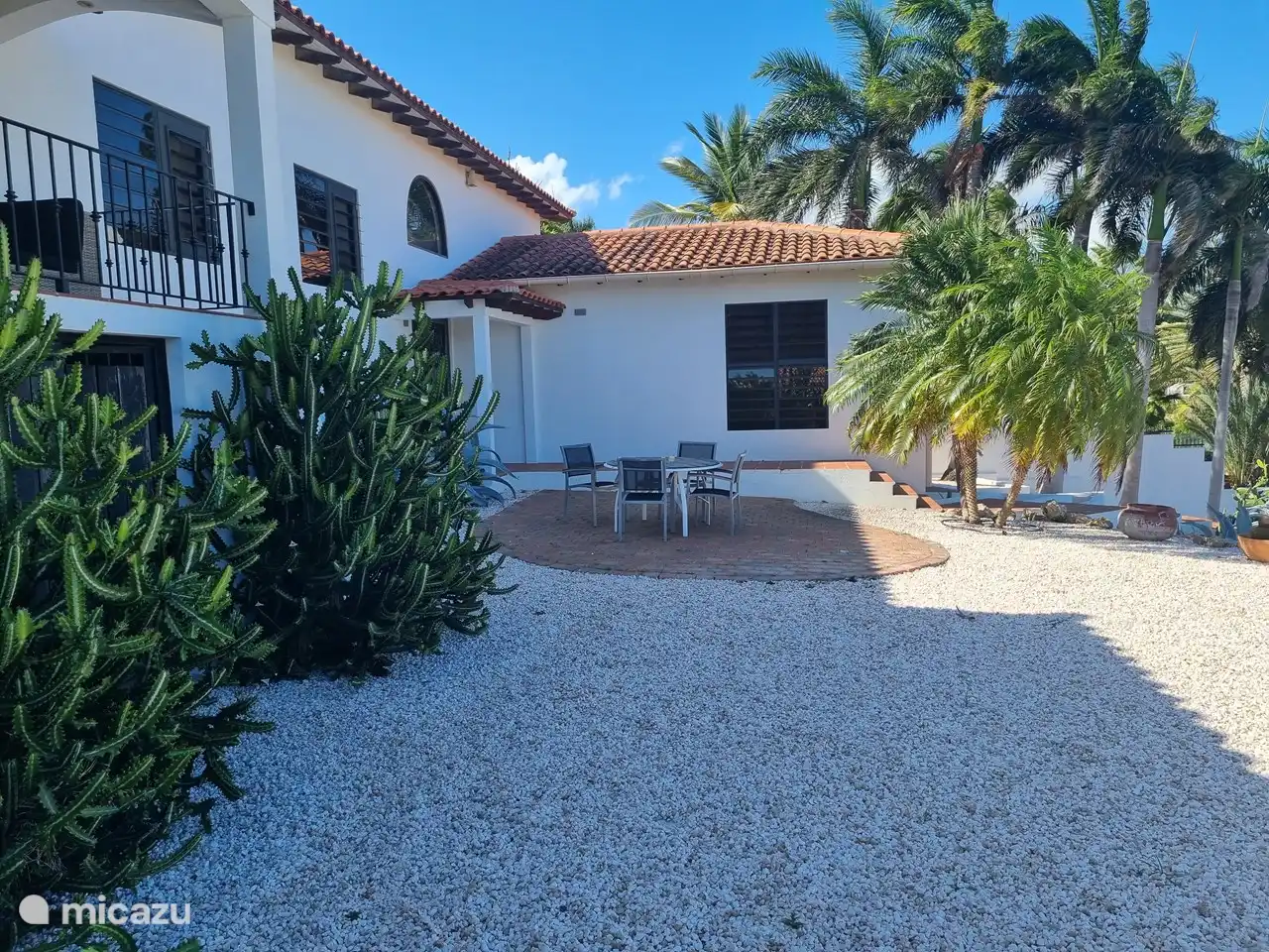 Gezellig boven terras porch en terras gelijkvloers aan voorzijde met zicht op resort en Spanish Water