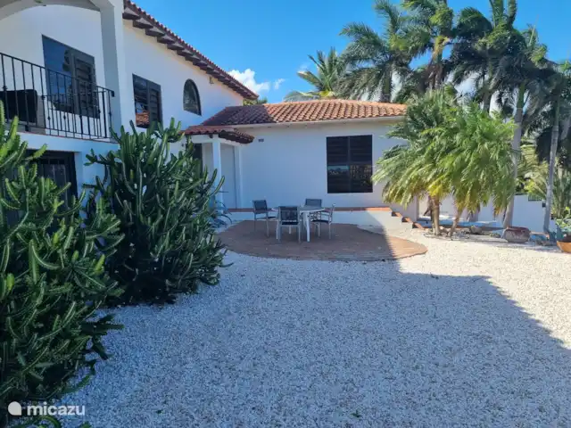 Les Palmiers | Curaçao, Banda Ariba (est), Jan Sofat - villa Confortable terrasse à l’étage, porche et terrasse au rez-de-chaussée à l’avant avec vue sur la station et « l’eau espagnole »