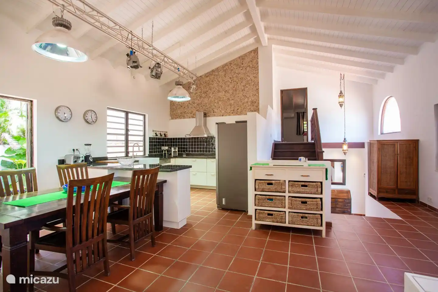 Zeer goed uitgeruste keuken met Mieletoestellen en  eettafel gezien vanaf leeshoek