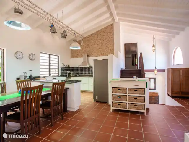 Les Palmiers | Curaçao, Banda Ariba (est), Jan Sofat - villa Cuisine très bien équipée avec appareils Miele et table à manger vue du coin lecture