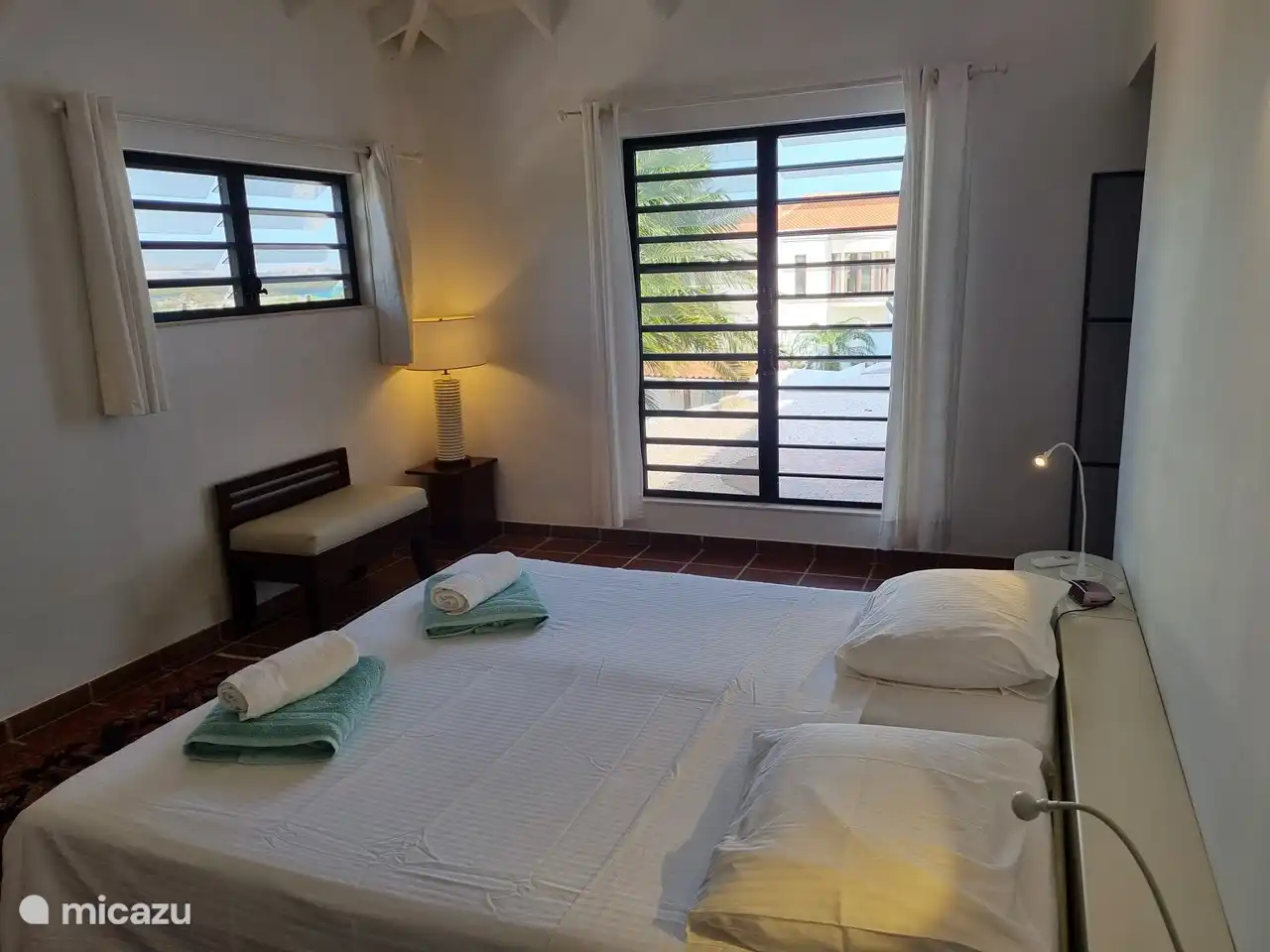 Master bedroom beneden met badkamer en dressing ensuite, voorzien van shutters