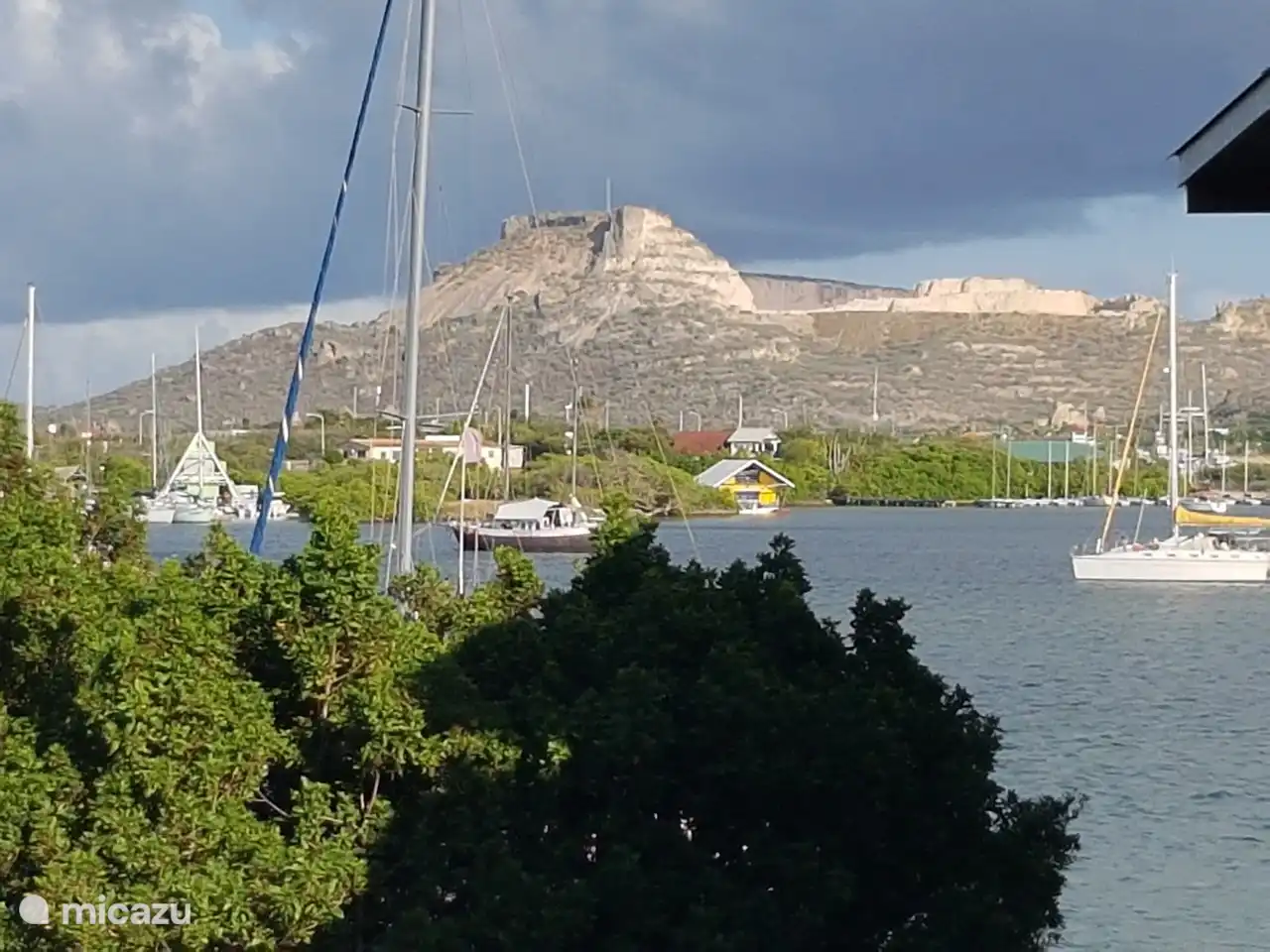 Jan Sofat marina met uitzicht op tafelberg